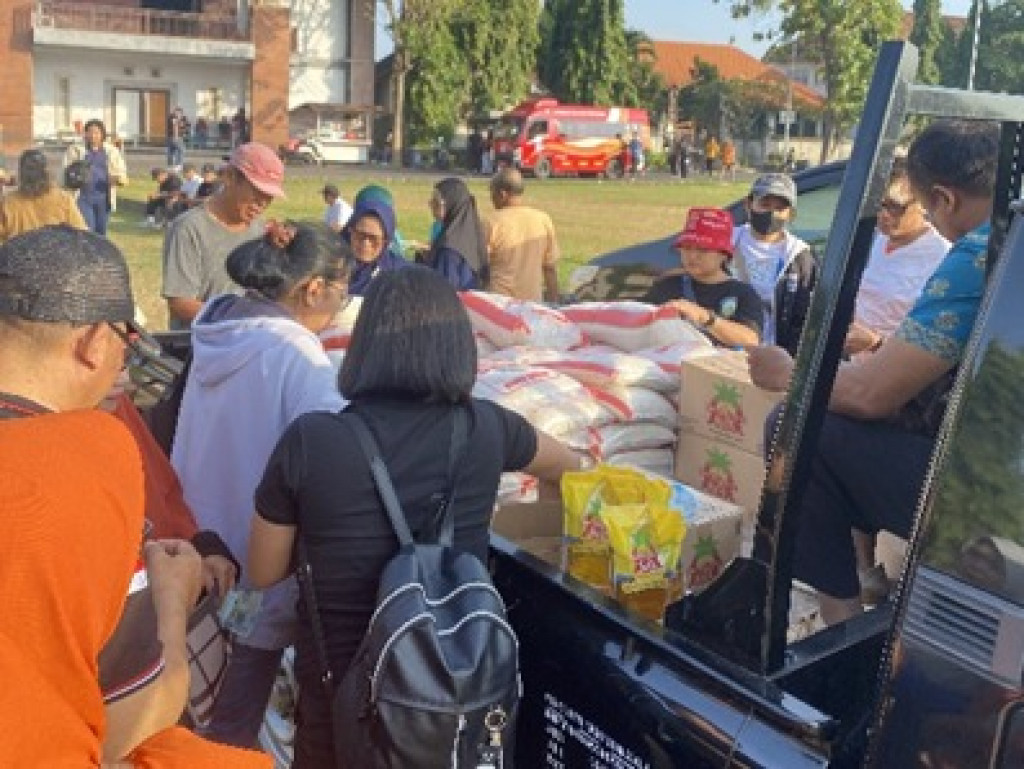 Pasar Murah (Beras dan Minyak Goreng) dalam rangka Kegiatan Bulan Bhakti Gotong Royong ke-XXI di Desa Dalung